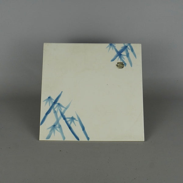 中古 陶板 花台 有田焼 山水堂 天狗谷窯 中型 長辺 約24.2cm 正方 染付 笹 竹 飾台 置物台 花飾 釉薬 陶製 盆栽台 敷物  中古 1198408808