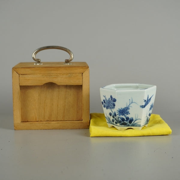 中古盆栽鉢 瀬戸焼 落款なし 小鉢 長辺 約 7.3cm 六角鉢 青絵 鳥 花 野花 植物 箱付 布付 鑑賞 観賞用  中古鉢 d1200657801