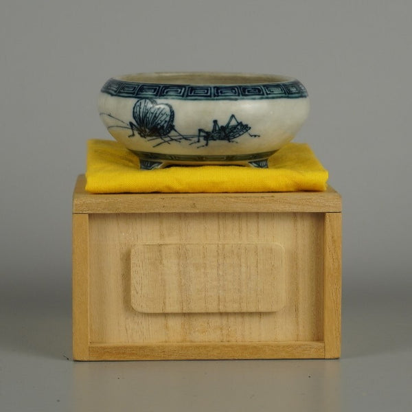 中古盆栽鉢 佐野 大助 小鉢 長辺 約 8.3cm 丸鉢 染付 鈴虫 スズムシ 雷紋 模様 箱付 布付 鑑賞 観賞用  中古鉢 h1206108694